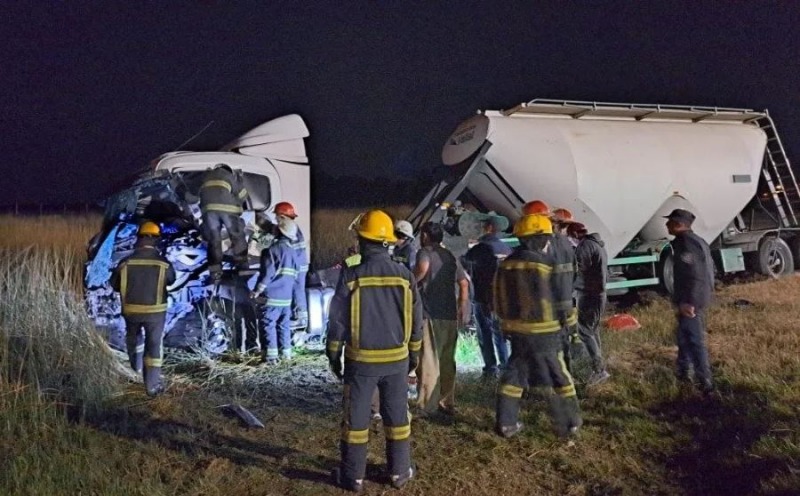 Dos camioneros hospitalizados tras un violento choque